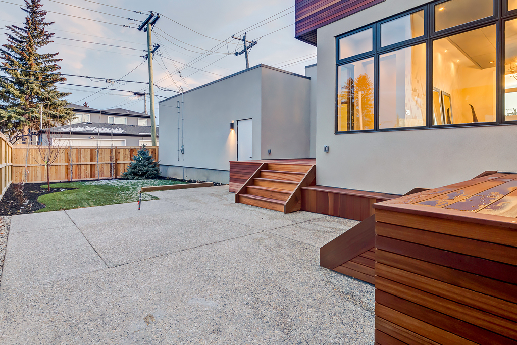 Read more about the article The Importance of Professional Landscaping in Luxury Home Projects